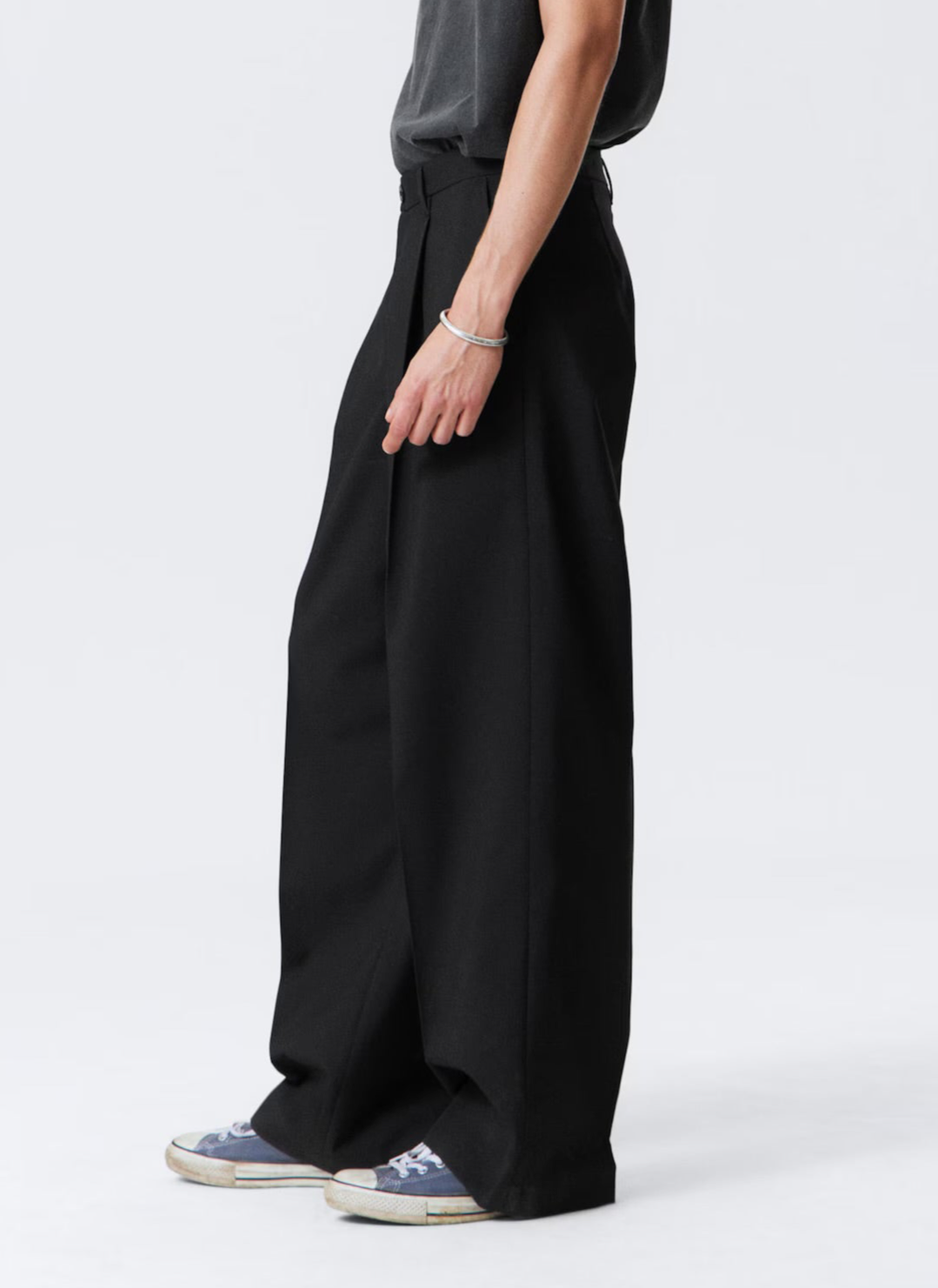 Wide-Leg Pleated Trousers – Black